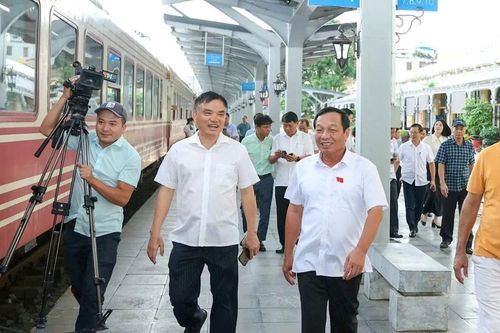 Hơn 300 cán bộ Tây Hải Phòng sẽ sang Đông Hải Phòng làm việc bằng tàu hỏa