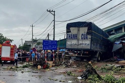 Xe tải mất lái lao vào chợ khiến 3 người tử vong ở Quảng Trị