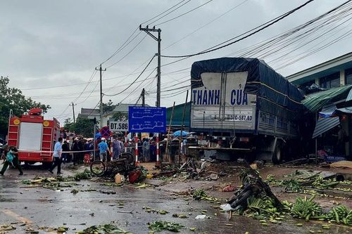 Xe tải lao vào chợ ở Quảng Trị, nhiều người thương vong