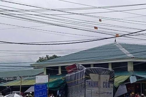 Ô tô tải lao vào chợ chuối ở Quảng Trị, 3 người chết, nhiều người bị thương