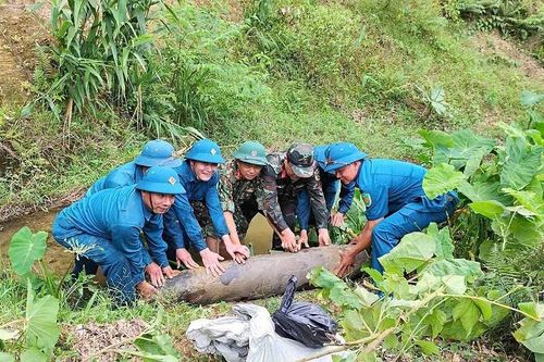 Đào bể nước phòng cháy, phát hiện quả bom nặng hơn 220kg còn nguyên kíp nổ