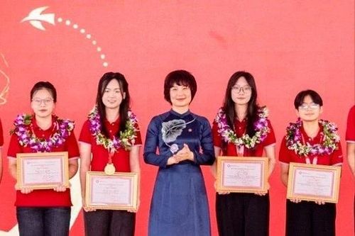 Lựa chọn của hai thủ khoa tổ hợp A00 toàn quốc