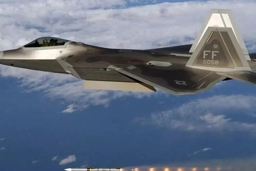 Tiêm kích F-22 phóng tên lửa tầm trung AIM-120 'bay xa chưa từng có'