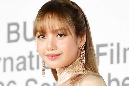 Lisa (BlackPink) táo bạo trên thảm đỏ LHP Busan
