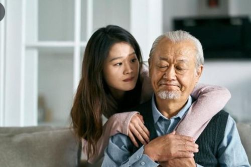 Lời bố nói trong bữa cơm 49 ngày mẹ mất khiến 5 con gái nghẹn lòng