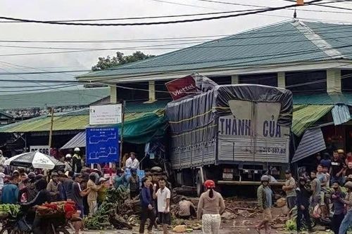 Danh tính nạn nhân vụ xe tải lao vào chợ chuối ở Quảng Trị, có 4 người quốc tịch Lào