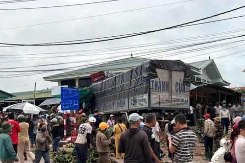 Hiện trường kinh hoàng vụ xe tải đâm vào chợ chuối khiến 3 người tử vong