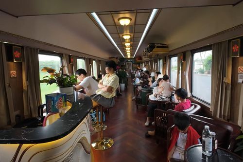 Chàng trai miền Nam chi nửa triệu trải nghiệm tàu 'quý tộc' ở Hải Phòng