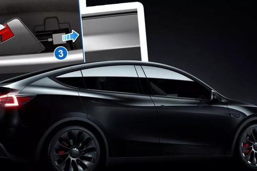 Xe điện Tesla bỗng dưng mất điện, phụ huynh đập kính cứu con mắc kẹt bên trong