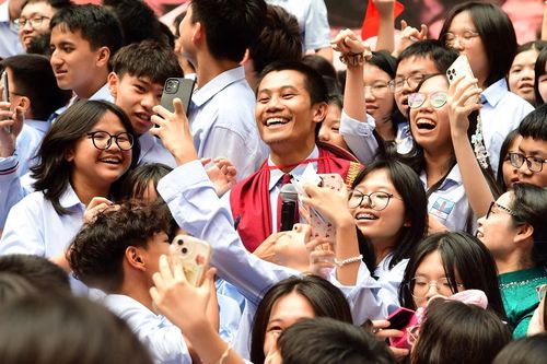 'Anh Tạ' phim Mưa đỏ và nhạc sĩ Nguyễn Văn Chung khiến học sinh phấn khích