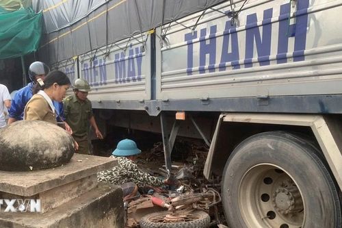 Hiện trường vụ xe tải lao thẳng vào chợ chuối ở Quảng Trị làm 3 người chết