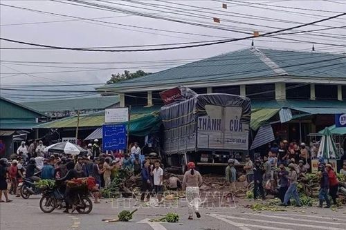 Xe tải lao thẳng vào chợ ở Quảng Trị làm 3 người tử vong