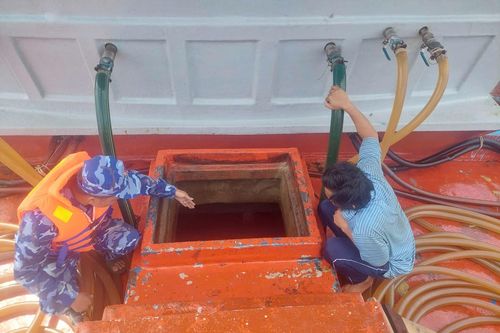 Cảnh sát biển bắt giữ tàu chở 110.000 lít dầu DO không rõ nguồn gốc