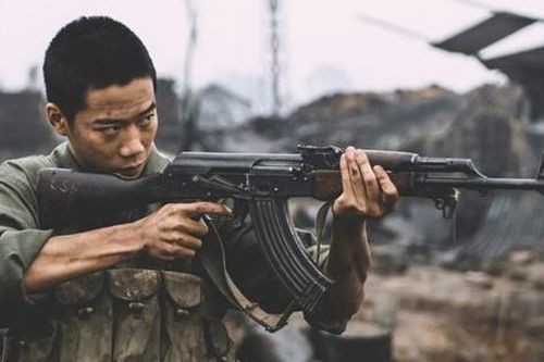 Tấn - chiến sĩ sống sót duy nhất trong 'Mưa đỏ' kể hậu trường vượt qua nỗi sợ khi ăn rắn sống
