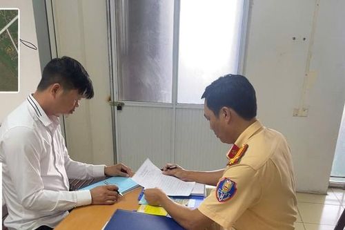 Xử phạt tài xế để trẻ em thò đầu ra ngoài xe ô tô khi đang lưu thông trên quốc lộ