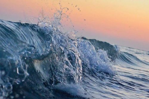 Giải mã bí ẩn: Vì sao biển lại có sóng?