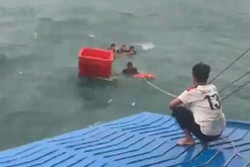 Tàu Superdong VII cứu sống 2 ngư dân trên biển Tây Nam