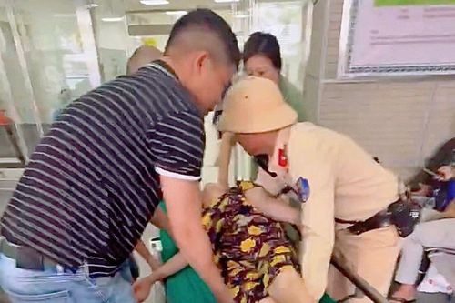 Khoảnh khắc đặc biệt trên Quốc lộ 5: CSGT Hà Nội vừa làm điều khiến ai cũng xúc động