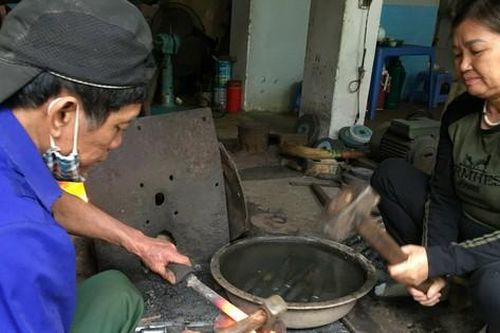 Đôi vợ chồng với 'bản hòa tấu' bằng thép và lửa than