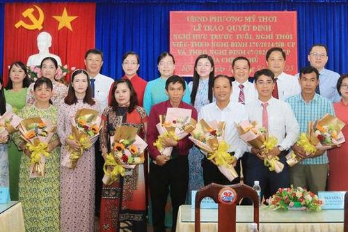 Phường Mỹ Thới trao quyết định cho cán bộ nghỉ hưu trước tuổi, thôi việc và tiếp nhận cán bộ