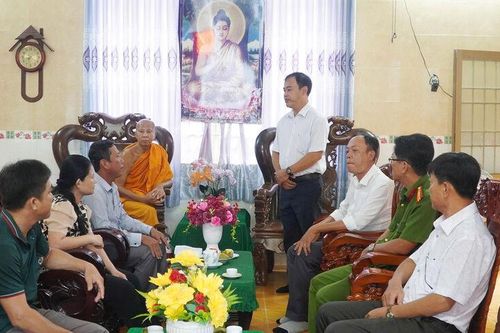 Thăm, tặng quà dịp lễ Sene Đôn Ta