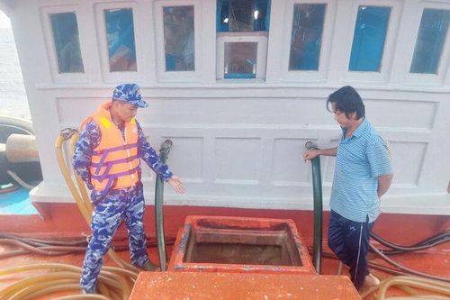 Hải đoàn 42 bắt giữ tàu chở 110.000 lít dầu DO không rõ nguồn gốc