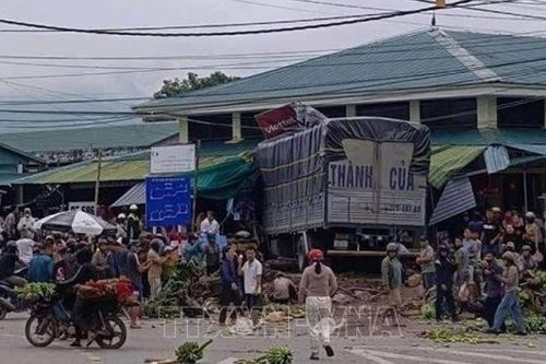 Xe tải lao thẳng vào chợ ở Quảng Trị làm 3 người tử vong
