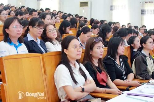 Phổ biến pháp luật lao động, việc làm và đối thoại với doanh nghiệp
