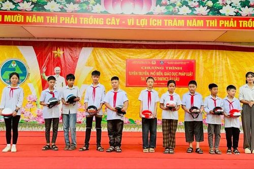 Âu Lâu: Tuyên truyền pháp luật cho hơn 800 học sinh, giáo viên và phụ huynh