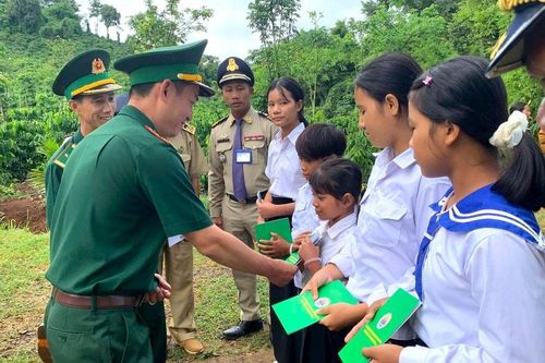 Nghĩa tình với học sinh nghèo vùng biên