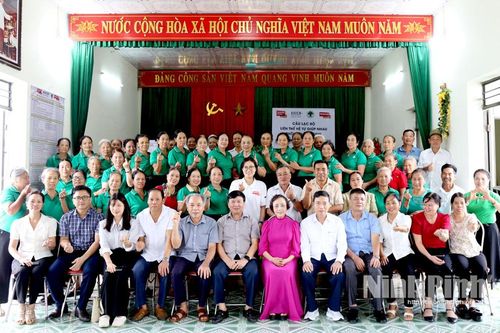 Tham quan mô hình Câu lạc bộ 'Liên thế hệ tự giúp nhau' tại xã Thanh Sơn