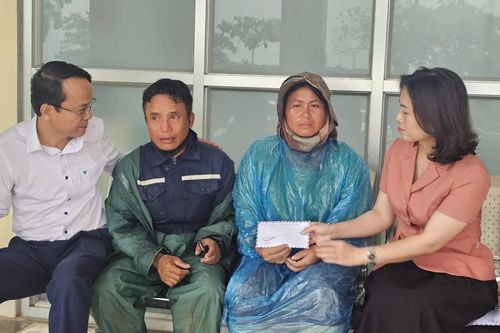 Kịp thời thăm hỏi gia đình có người thương vong do ô tô tải lao vào chợ Tân Long