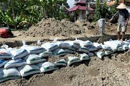 Khẩn trương gia cố các điểm sạt lở ven sông Bồ
