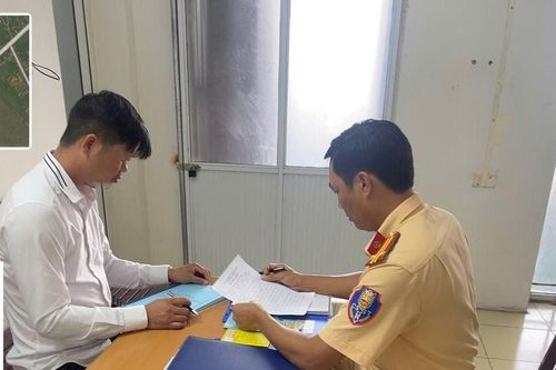 Ninh Bình: Xử phạt tài xế để trẻ em thò đầu ra ngoài cửa sổ trời ô tô