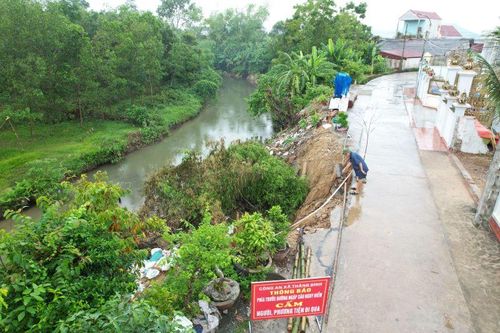 Thanh Hóa: Sạt lở nghiêm trọng đe dọa 120 hộ dân ven suối Khe Chậm