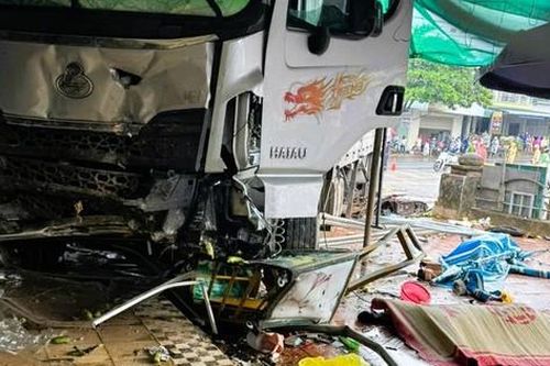 Bản tin TNGT 17/9: Xe tải mất lái lao vào chợ, nhiều người thương vong