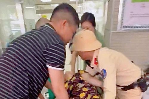 CSGT Hà Nội kịp thời mở đường đưa người dân đi cấp cứu