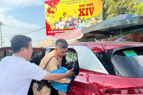 CSGT Hà Nội kịp thời sơ cứu, đưa người phụ nữ bất tỉnh đi cấp cứu an toàn