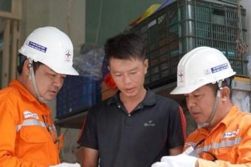 TP. Hồ Chí Minh: Gọi 1900 545454 để được hướng dẫn sử dụng điện an toàn khi sạc xe điện