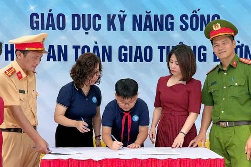 CSGT Hà Nội đẩy mạnh tuyên truyền, xây dựng văn hóa giao thông ngay từ cổng trường