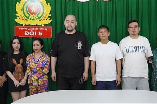 Nhà hàng do người nước ngoài điều hành cho tiếp viên bán dâm và khí cười