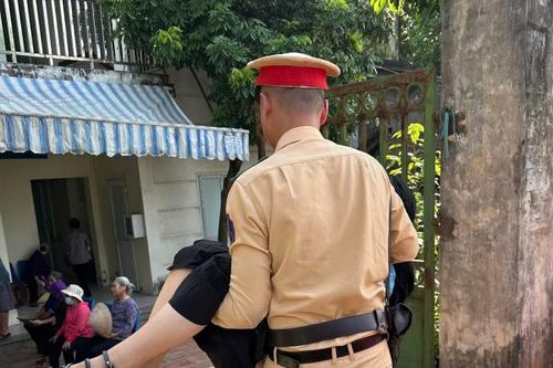 Người phụ nữ bất tỉnh bên đường được CSGT đưa đi cấp cứu