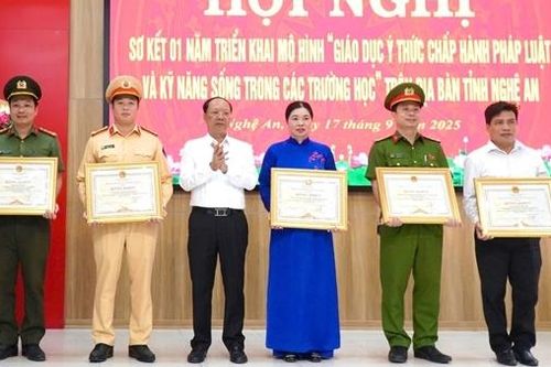 Sơ kết 1 năm triển khai mô hình 'Giáo dục ý thức chấp hành pháp luật và kỹ năng sống trong các trường học'