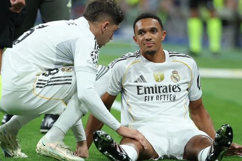Trent Alexander-Arnold rời sân sau 3 phút trở lại Champions League