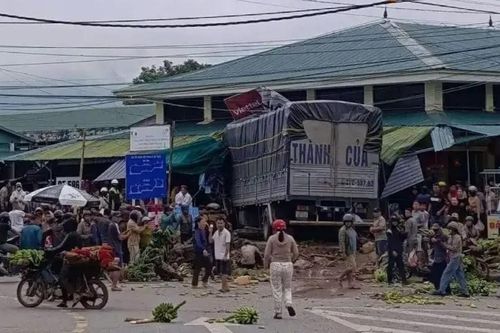 Xe tải lao vào chợ Tân Long khiến nhiều người thương vong