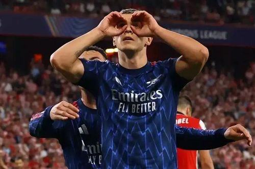 Arsenal đi vào lịch sử Champions League