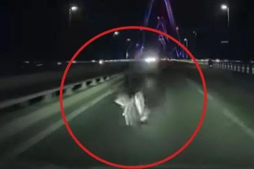 Tử vong do đi xe đạp ngược chiều trên cầu Nhật Tân