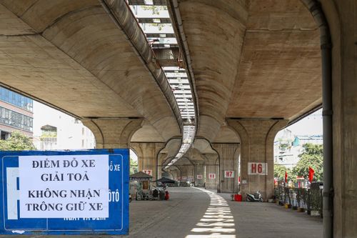 Loạt bãi xe dưới gầm cầu Vĩnh Tuy treo biển 'giải tỏa' sau vụ cháy 500 xe máy