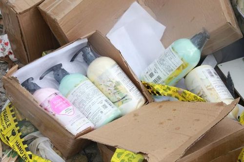 Mỹ phẩm tên nước ngoài lẫn trong rác thải tại dự án đường dang dở ở Hà Nội