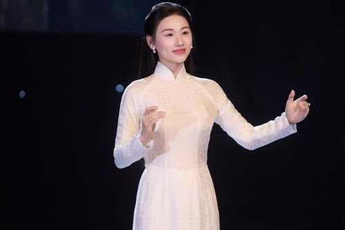 Cô gái sinh năm 2000 quê Hà Tĩnh được NSND Quang Thọ khen vừa hát hay, vừa diễn như 'tài tử'